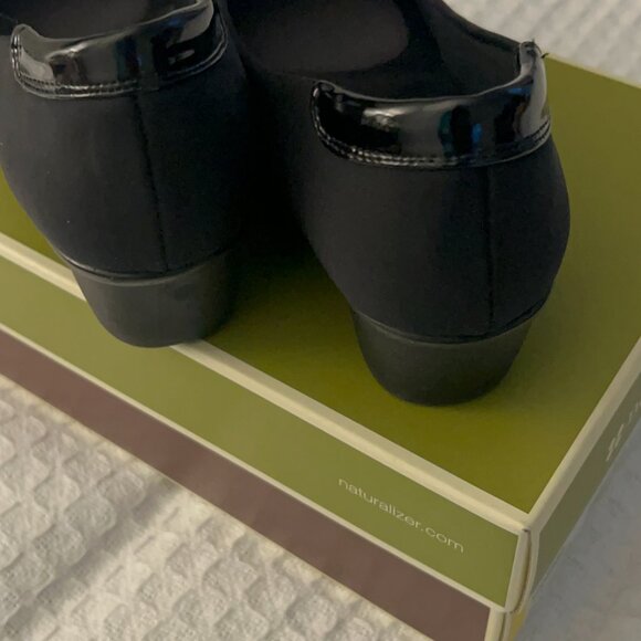 Exceptionally Comfortable and Stylish Black and Patent Leather Women's Shoes - Picture 3 of 9